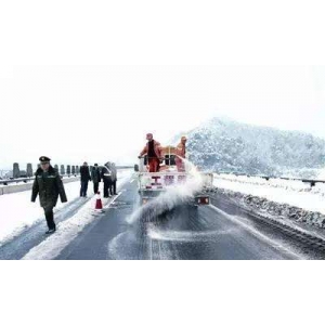 撒融雪剂
